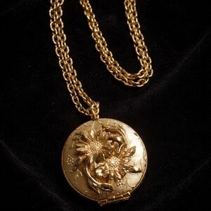 VINTAGE GOLD TONE FLORAL LOCKET NECKLACE EMBOSSED DIMENSIONAL DESIGN